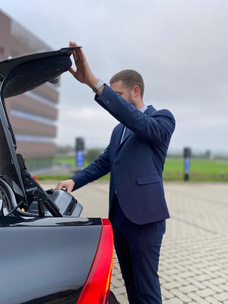 Service conciergerie LAM chargement bagages véhicule haut de gamme
