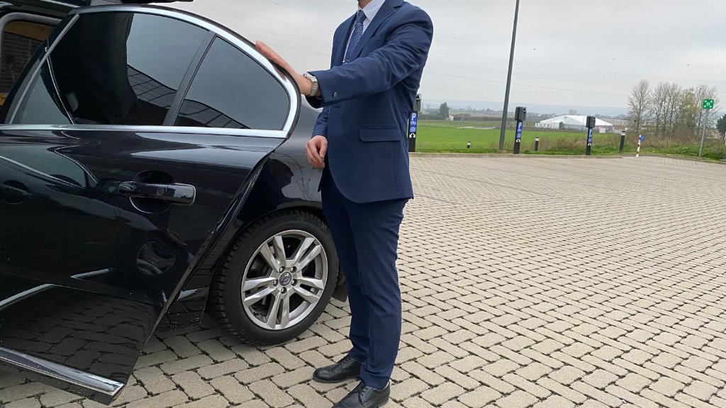 Chauffeur professionnel LAM Conciergerie ouvrant la portière à Namur