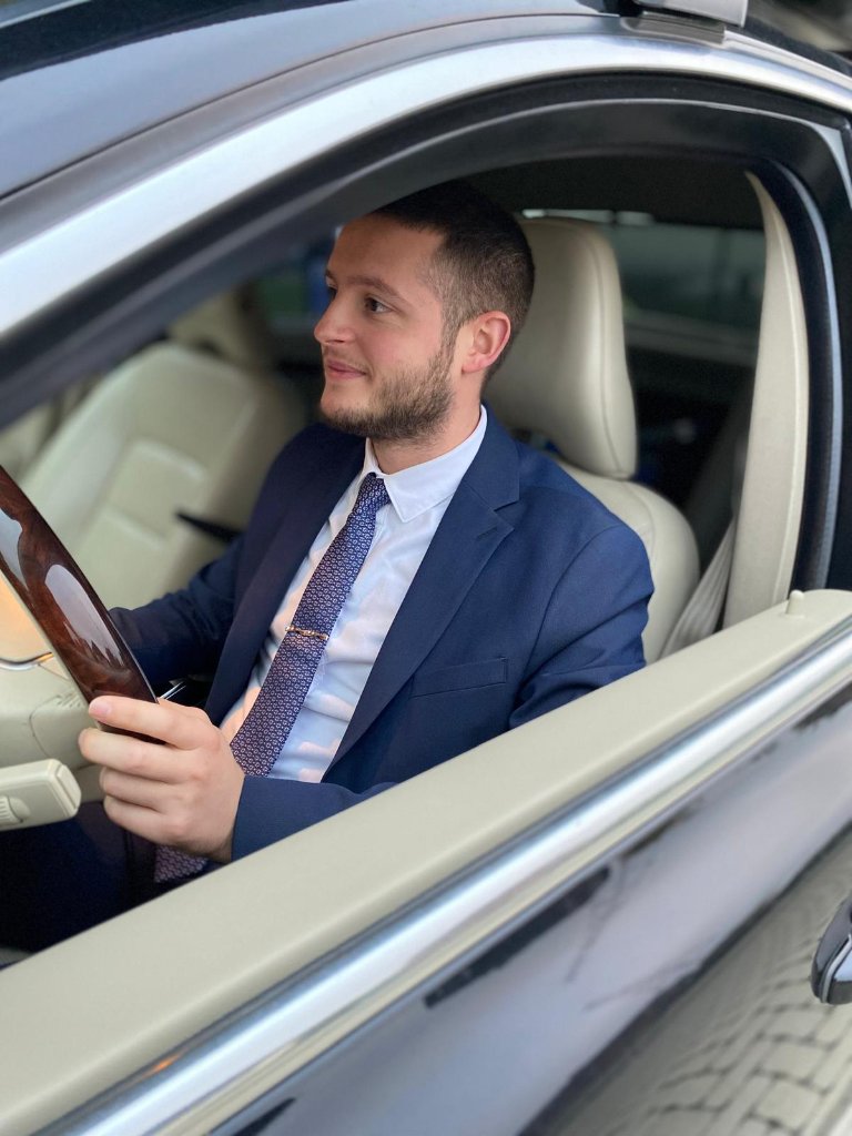 Chauffeur LAM Conciergerie au volant véhicule de prestige Namur