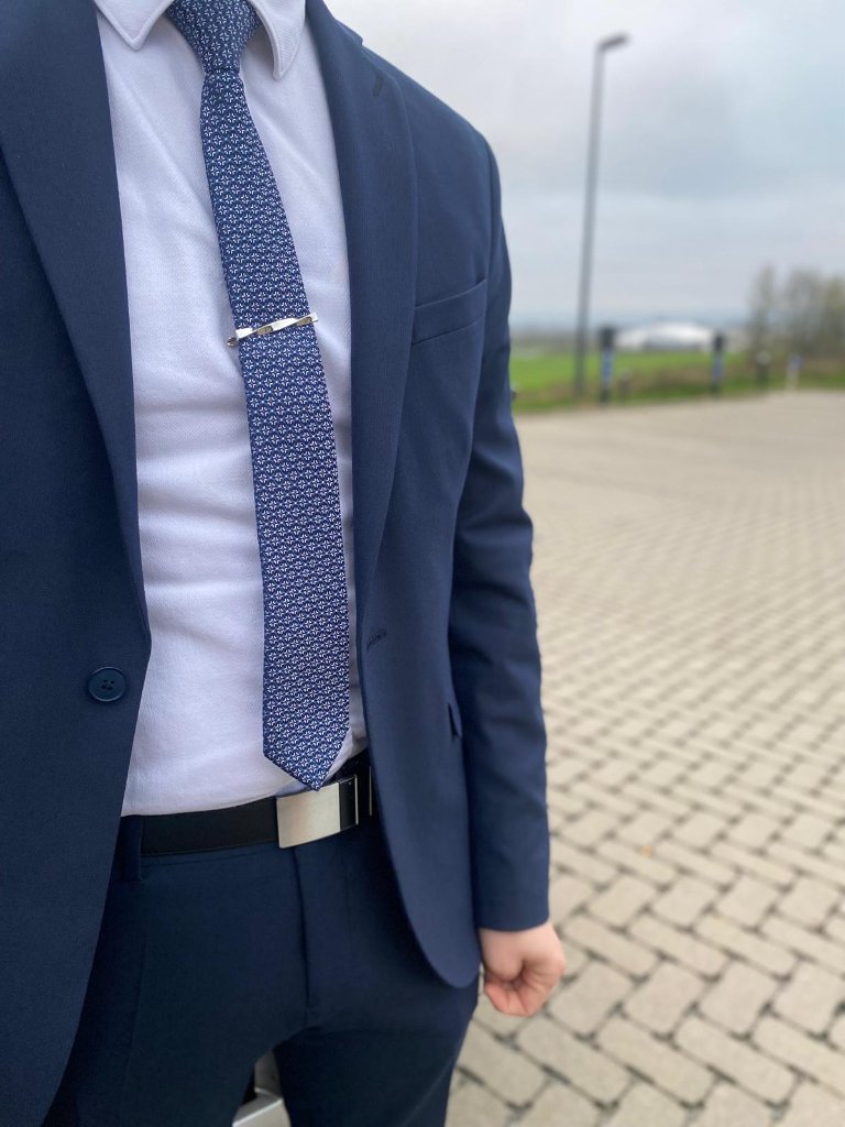 Cravate costume chauffeur LAM Conciergerie élégance professionnelle