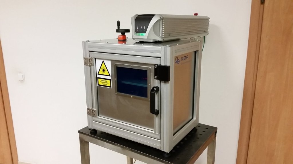 Compact laser cabinet for marking process