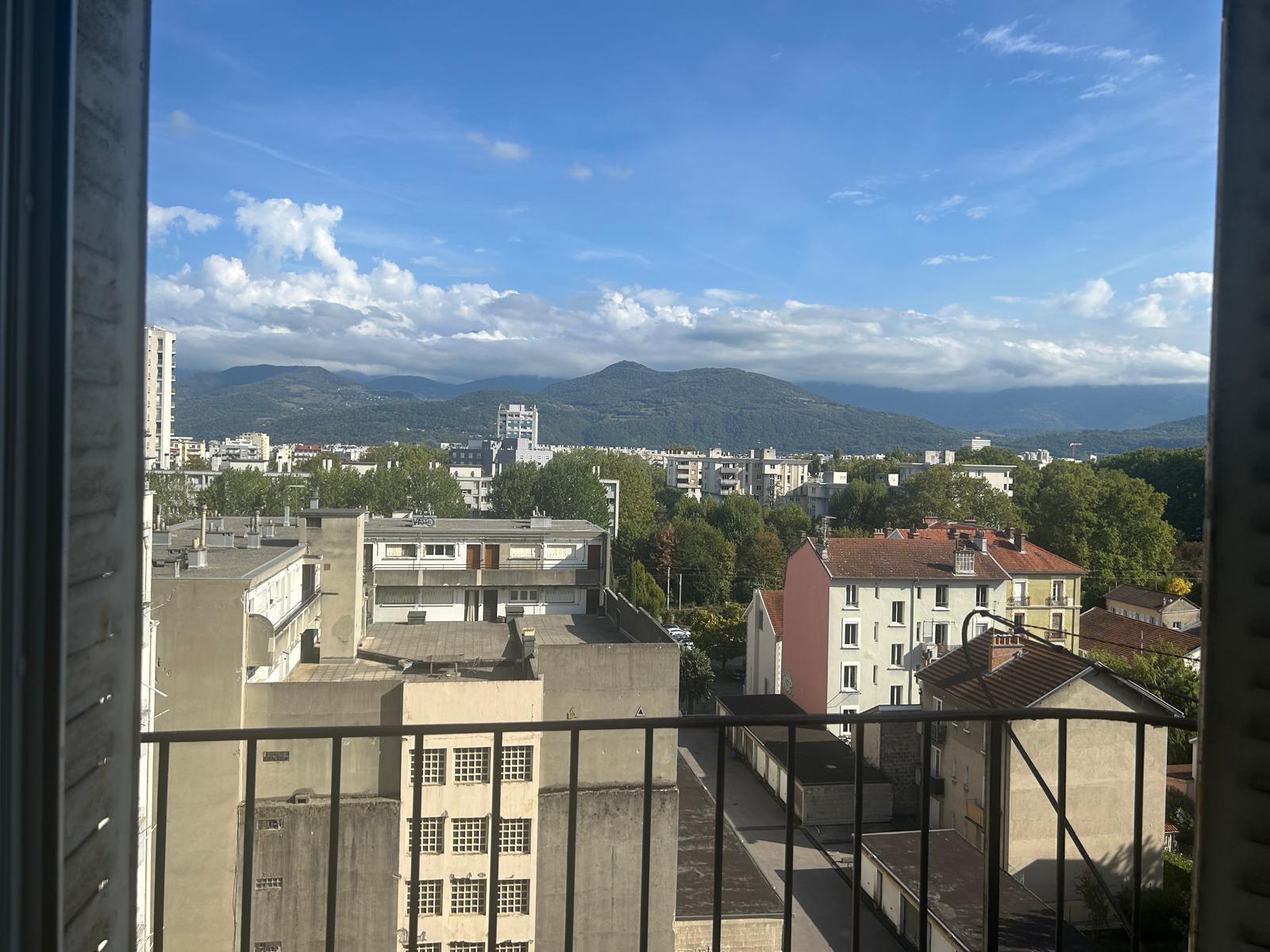 Appartement de 86m² au dernier étage — balcon, vue montagnes et garage - 9