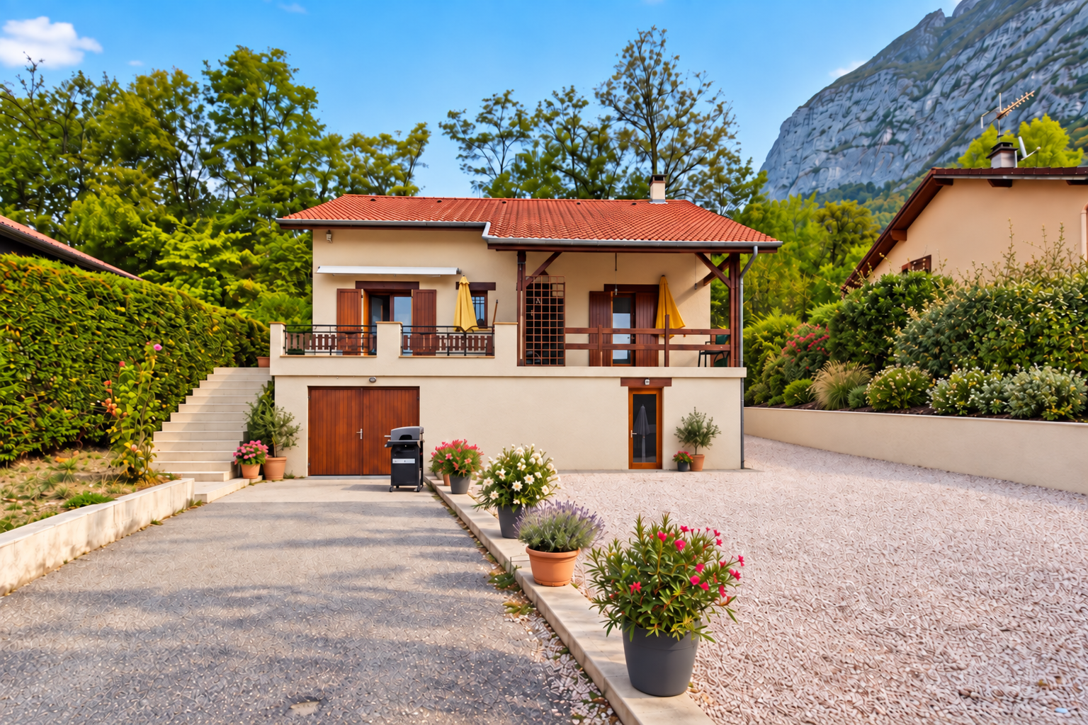 Maison familiale avec espace aménagé, grand garage et terrain – Saint-Égrève