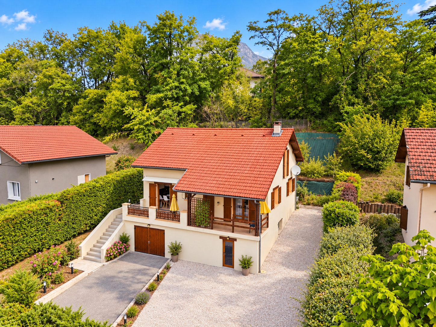 Maison familiale avec espace aménagé, grand garage et terrain – Saint-Égrève