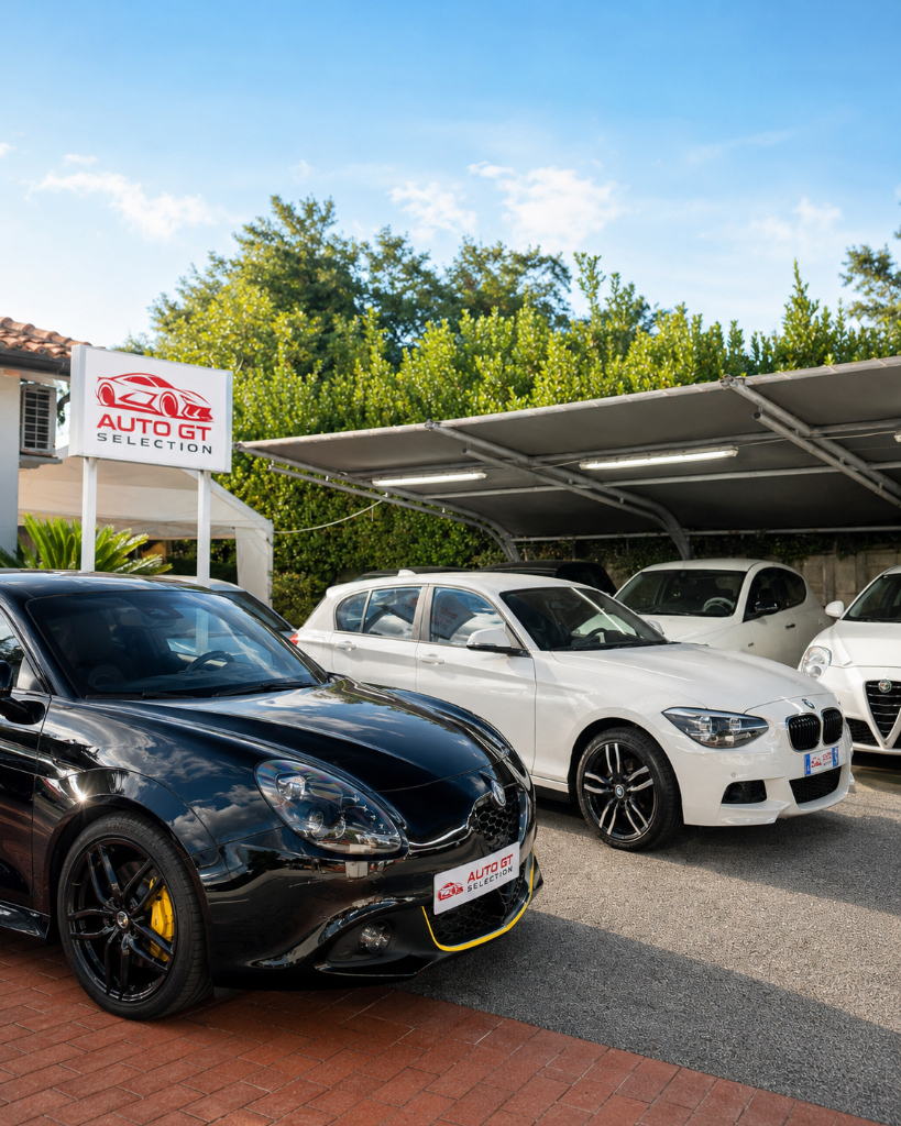 Auto esposte con insegna Auto GT Selection
