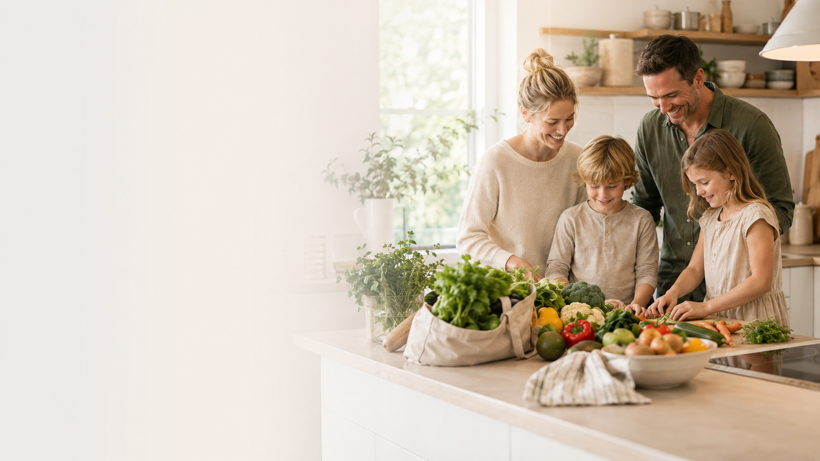 Familie der laver mad sammen i et lyst, moderne køkken med friske grøntsager på køkkenøen