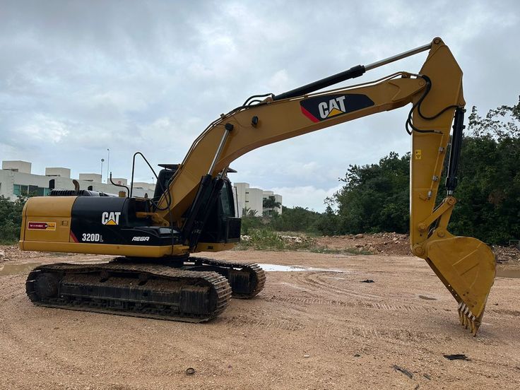 حفارة CAT 320D في الموقع جاهزة للعمل
