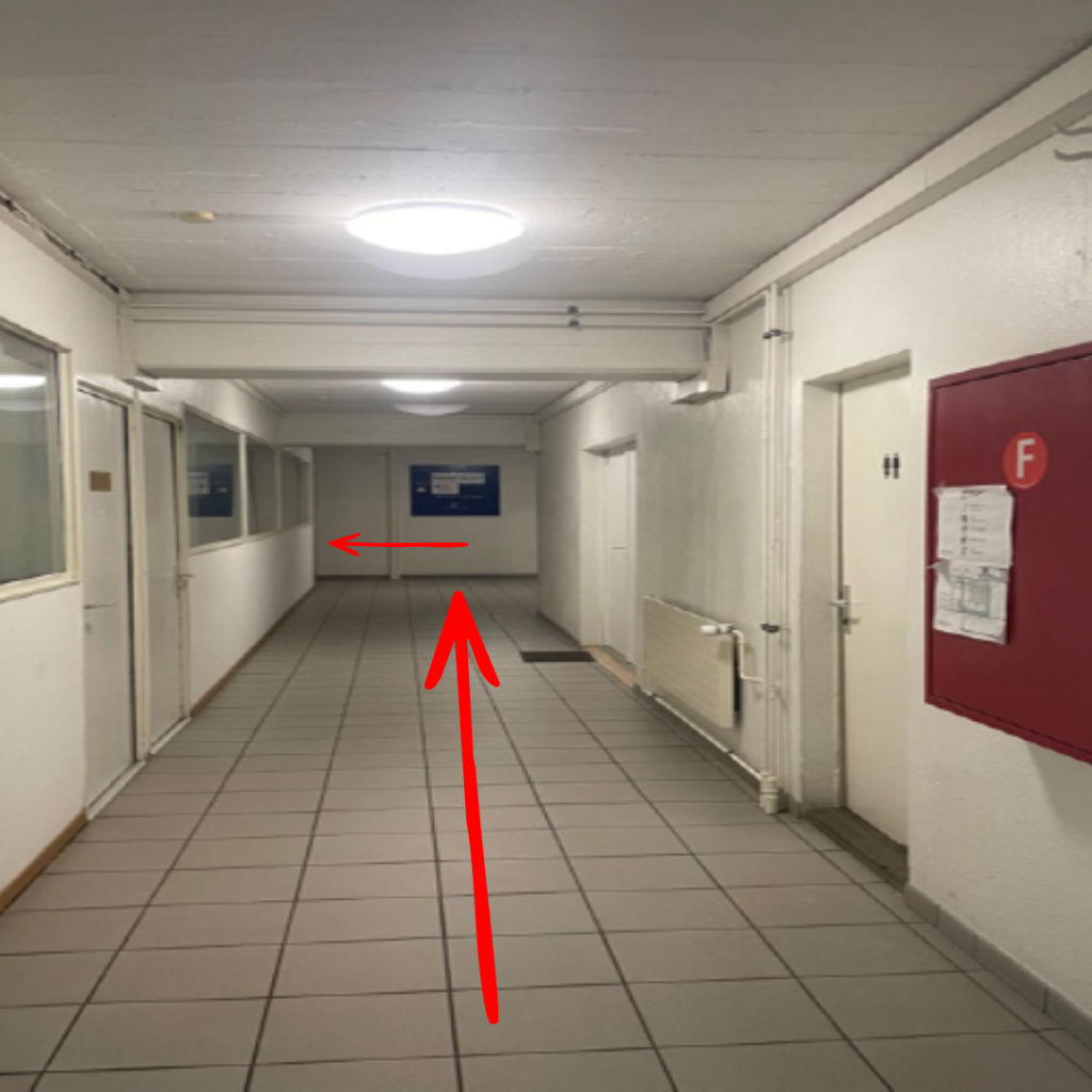 Couloir — aller tout droit puis tourner à gauche