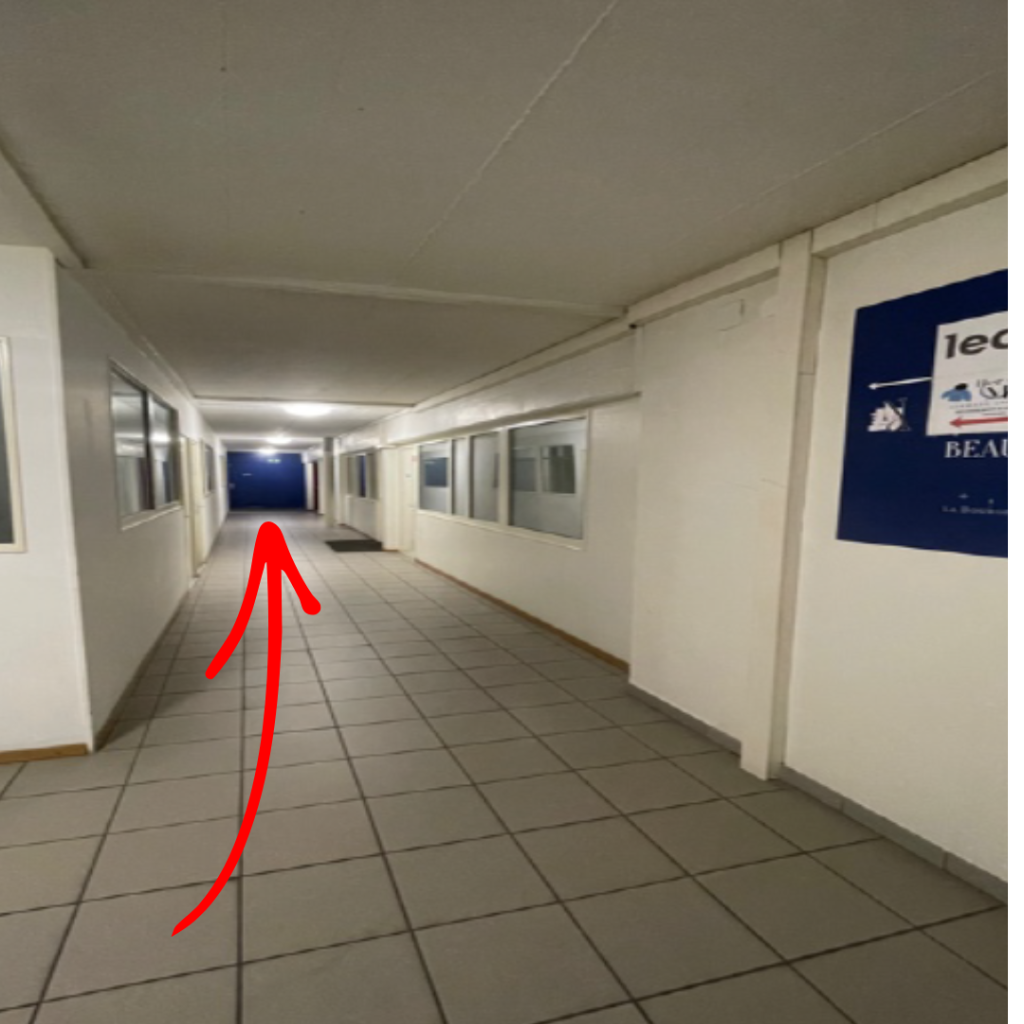 Couloir 3ème étage — continuer tout droit