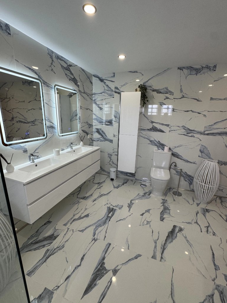 Baño Premium con Bañera de Lujo