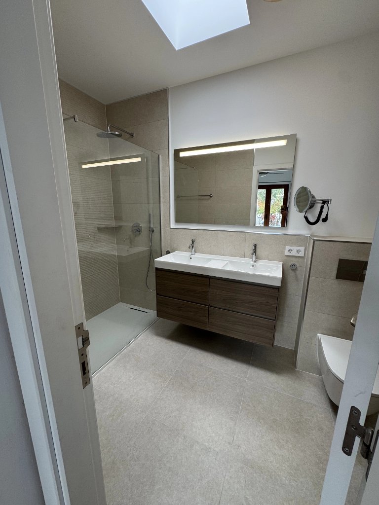 Baño Moderno con Espejo LED Integrado