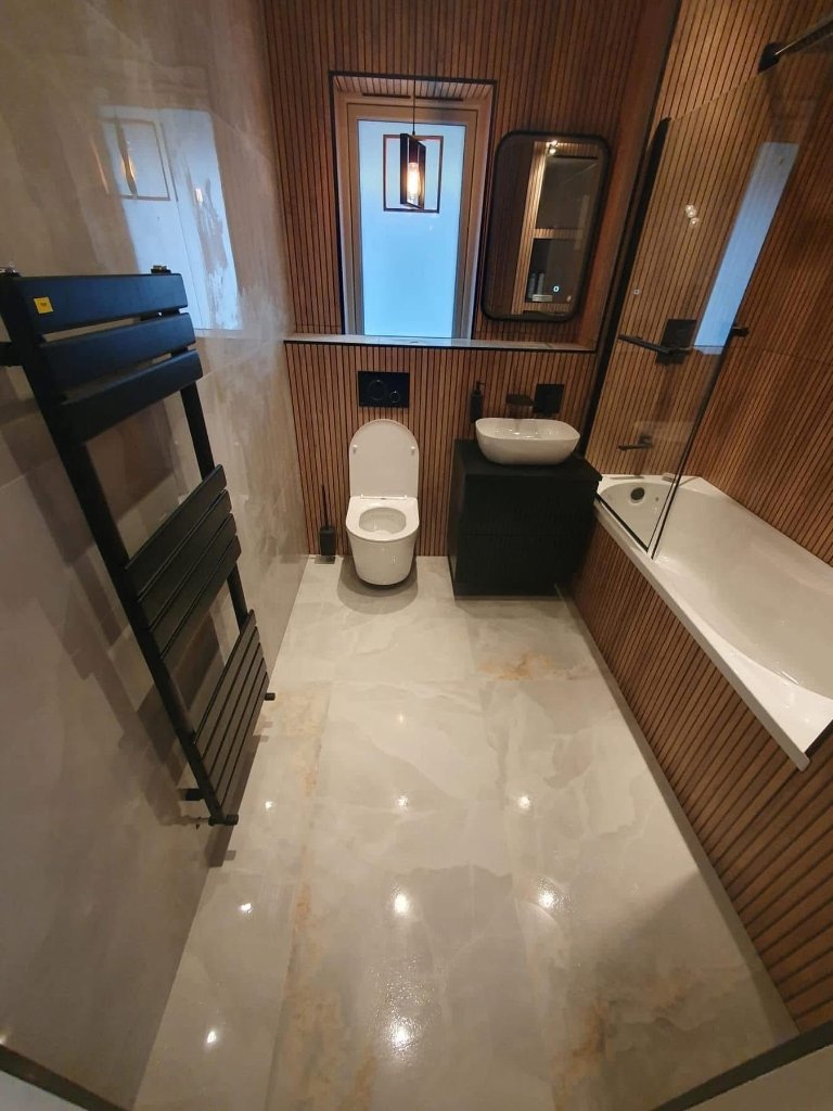 Baño Negro y Madera