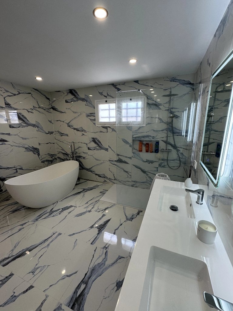 Baño Mármol Veteado Blanco y Gris