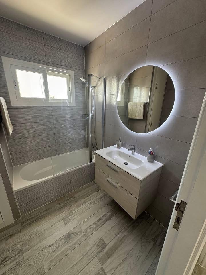 Baño con Bañera y Espejo LED