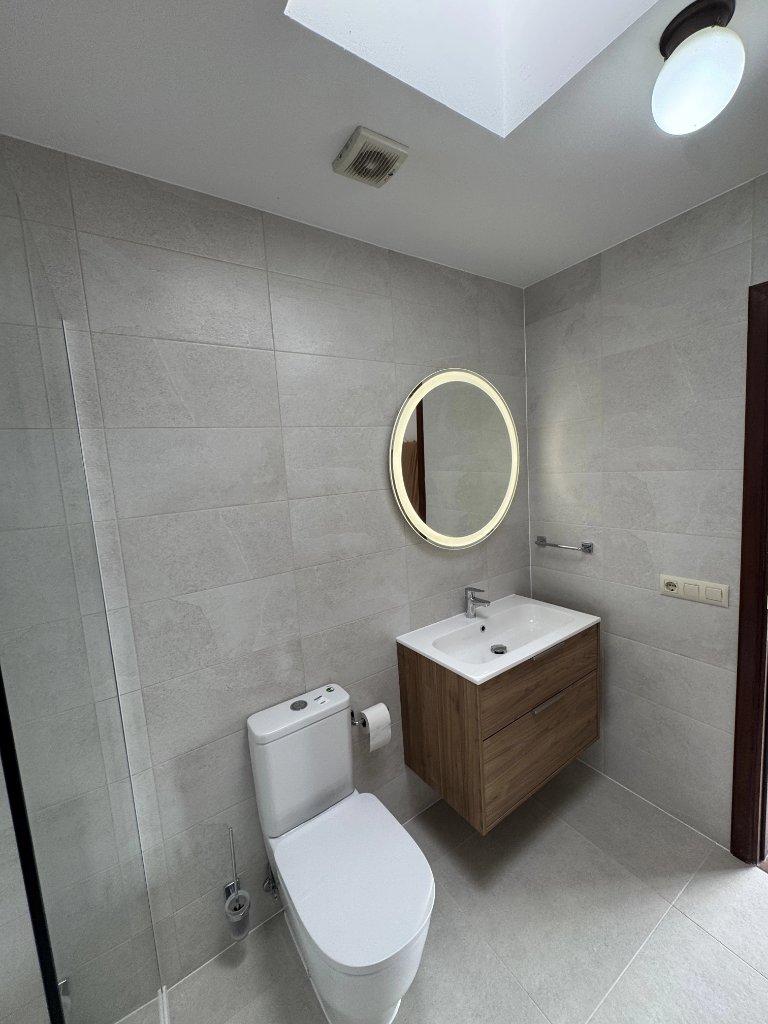 Baño Elegante con Espejo Circular LED
