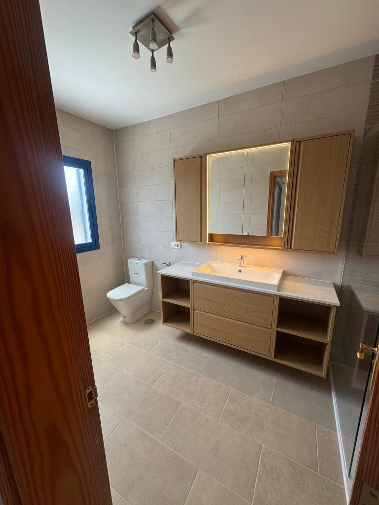 Baño con Mueble de Madera