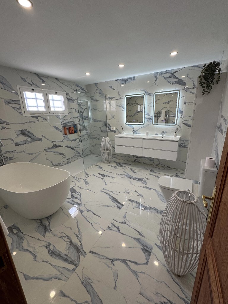 Baño Minimalista con Acabado Pulido