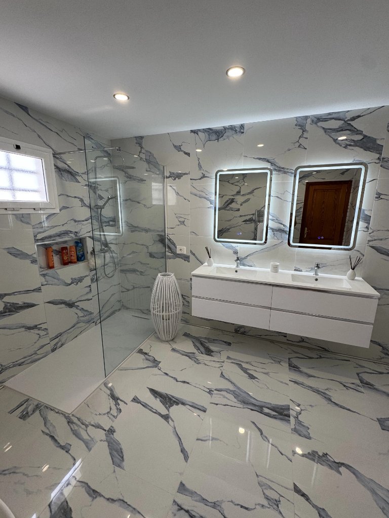 Baño de Lujo con Mármol Negro y Blanco