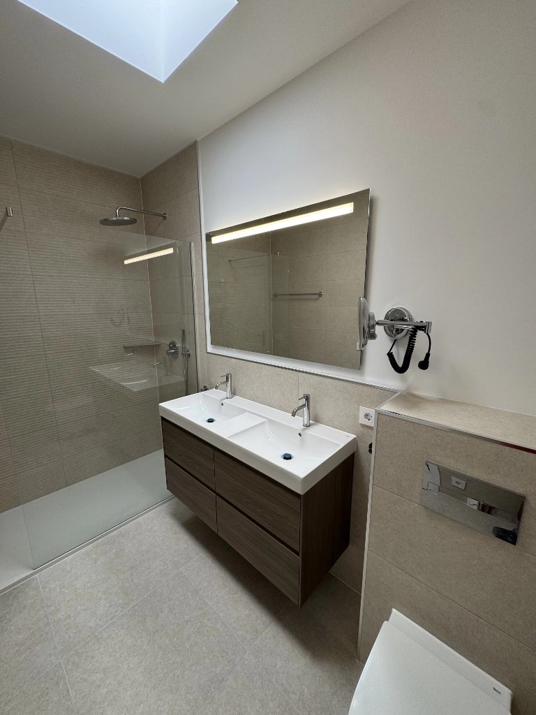 Baño de Mármol Blanco con Doble Lavabo