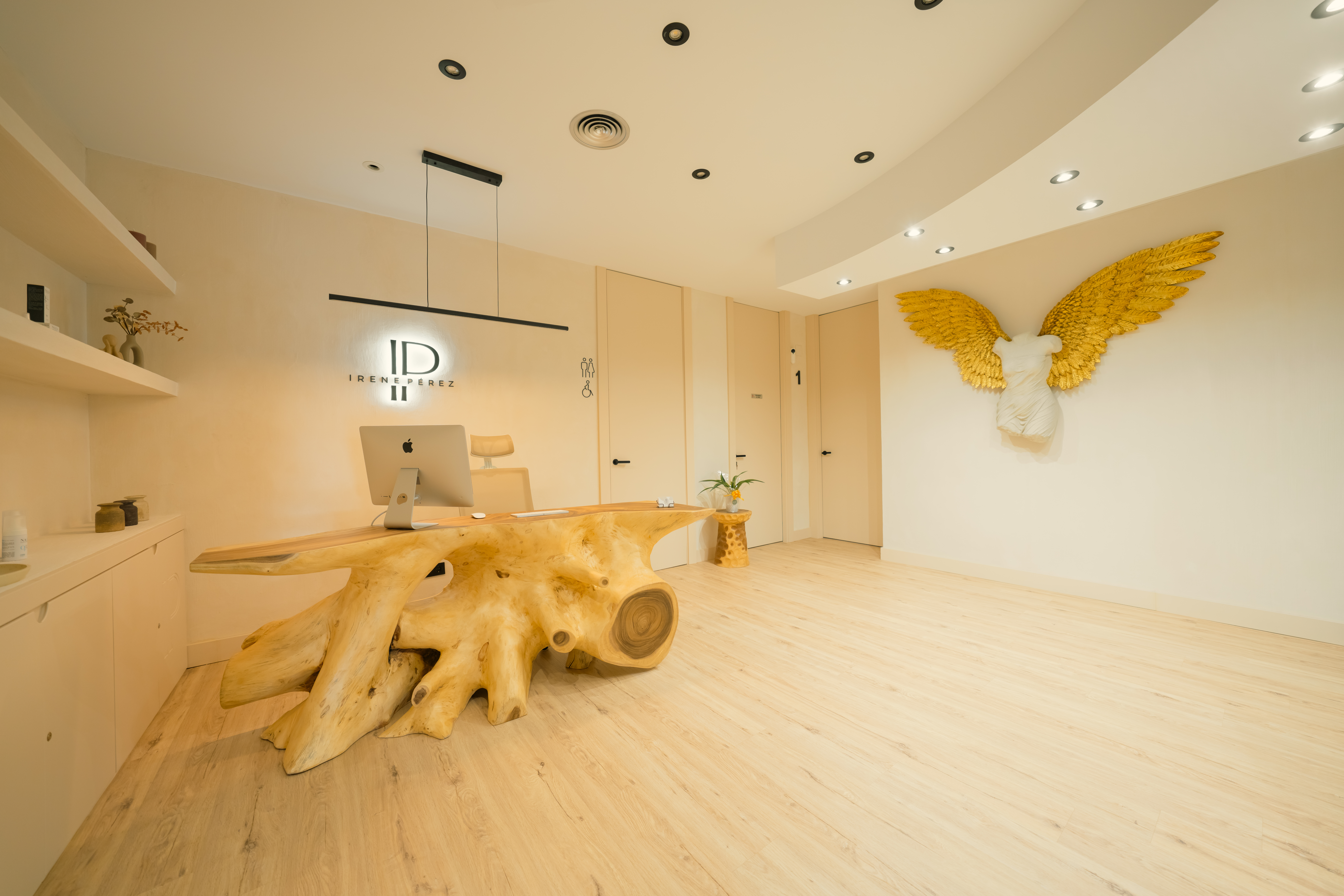 Interior elegante del centro de estética Belle con decoración en tonos crema y rosa