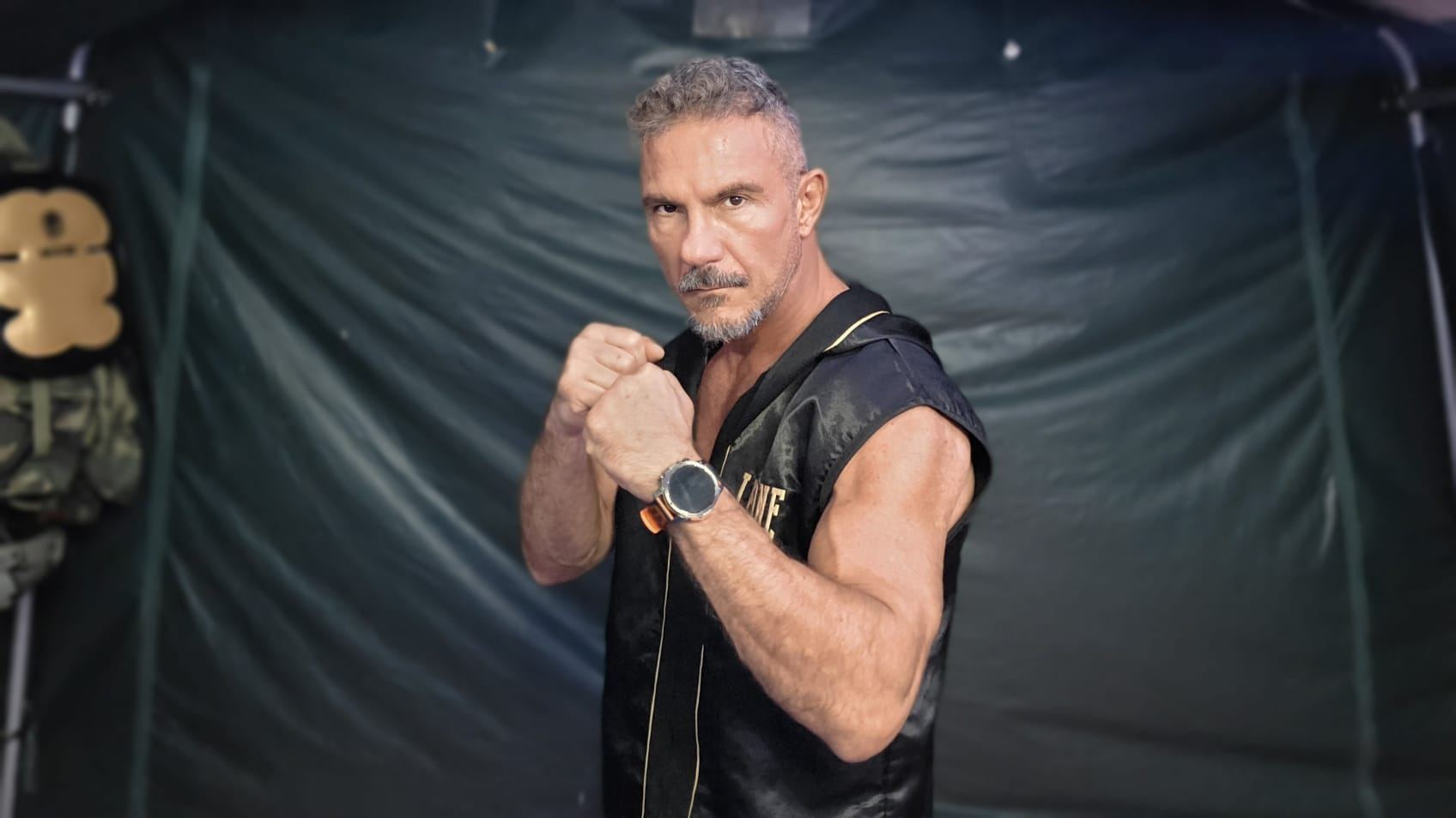 Maestro Alessandro Pintaldi in guardia difensiva con top tecnico da combattimento — allenamento Krav Maga e MMA a Torino