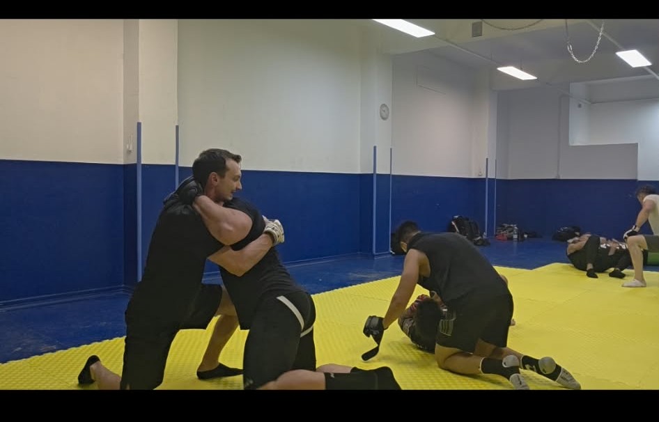 Drill di grappling e lotta a terra tra due atleti nella palestra KravMMA Extreme Torino