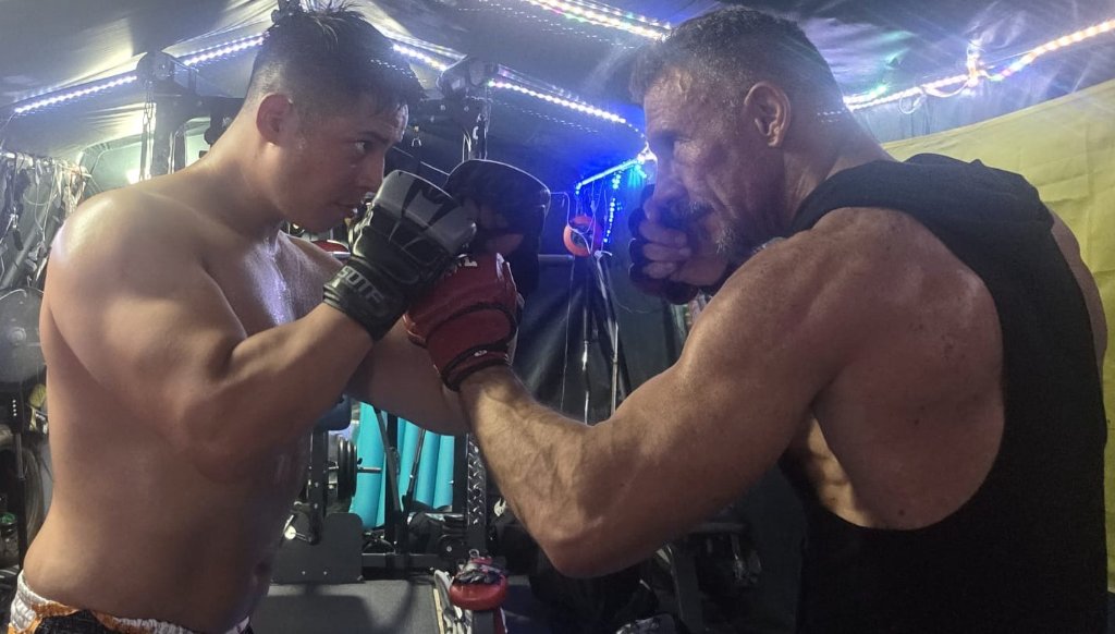 Sparring Krav Maga e MMA Torino — due atleti in guardia nella palestra di Torino