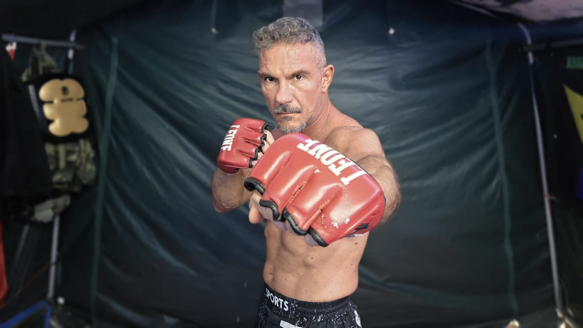 Maestro Alessandro Pintaldi in stance da sparring MMA con guantoni Leone — Krav Maga Torino