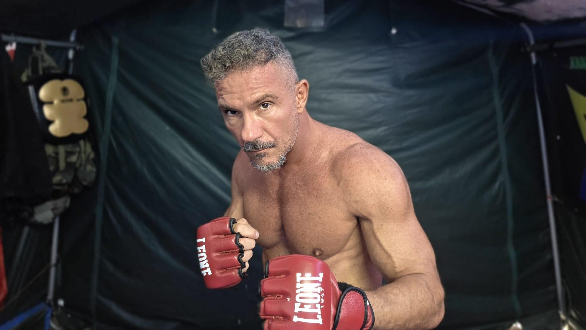 Maestro Alessandro Pintaldi in guardia con guantoni rossi Leone — corso MMA Torino settembre