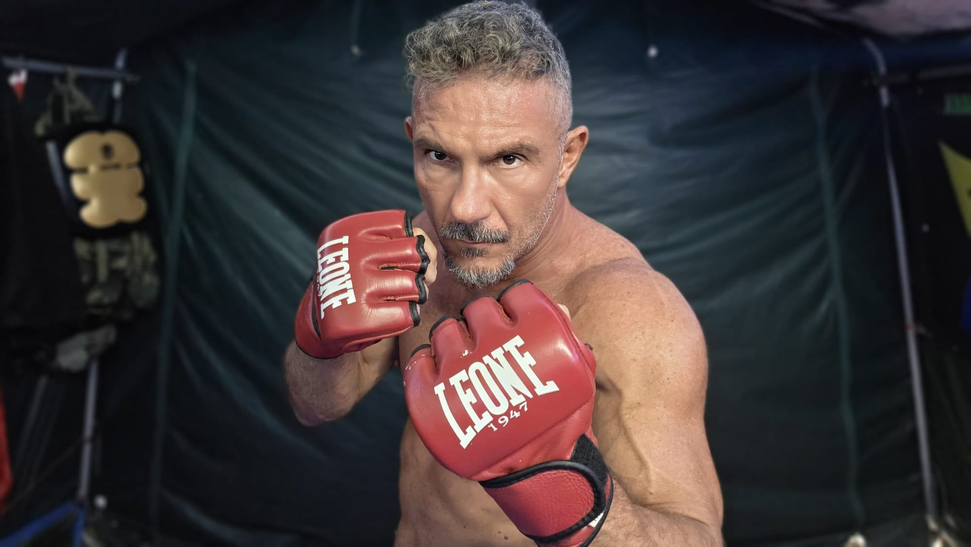Maestro Alessandro Pintaldi in stance da combattimento con guantoni Leone 1947 — evoluzione nel pieno contatto e MMA a Torino