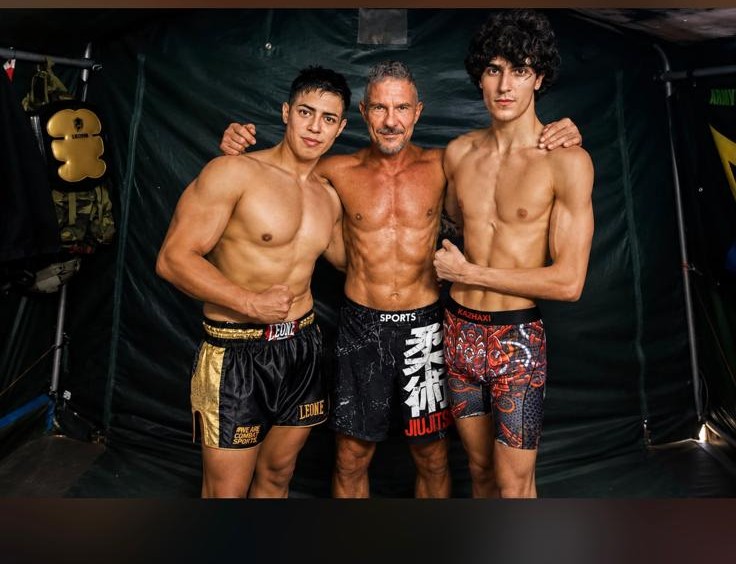 Maestro Alessandro Pintaldi con i suoi atleti di MMA e Krav Maga a Torino
