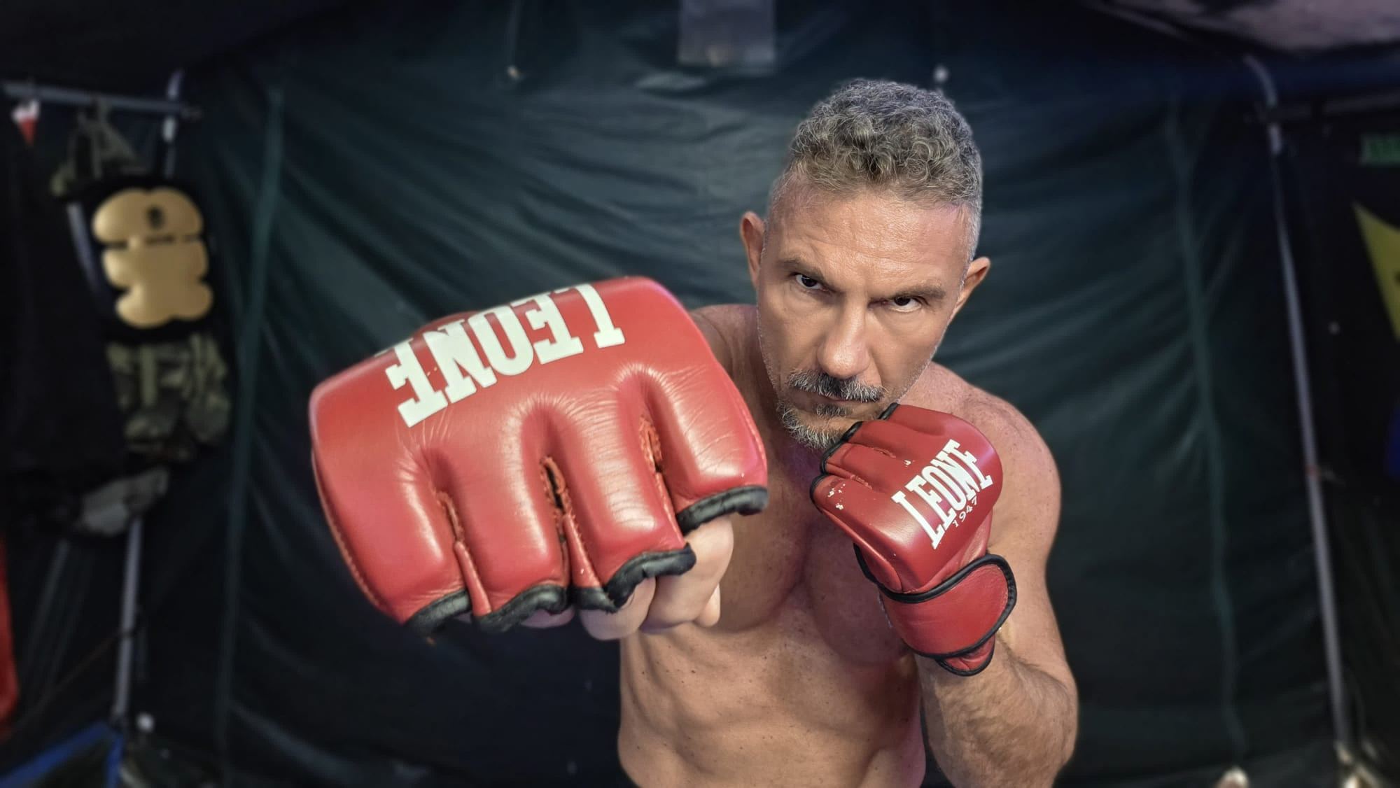 Maestro Alessandro Pintaldi in guardia con guantoni rossi Leone — corso Krav Maga Torino settembre