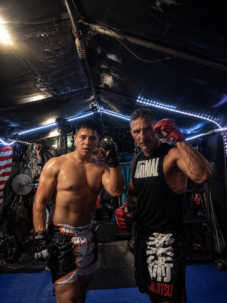 Difesa personale e MMA Torino — due atleti in posa con guanti da MMA nella palestra Krav Maga