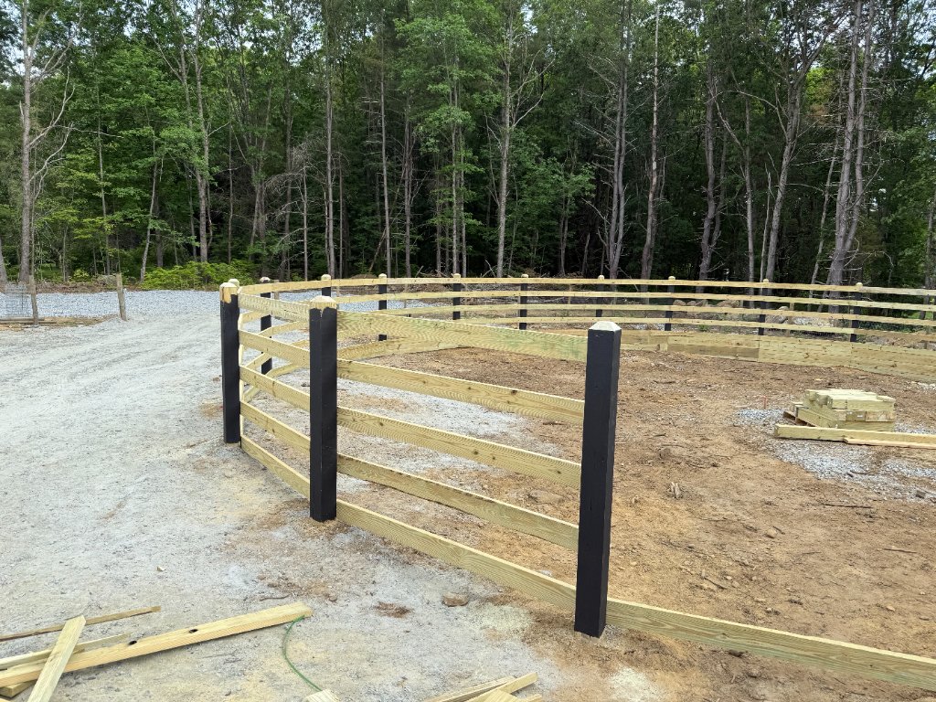 Round Pen — Black Post & Natural Rail 2