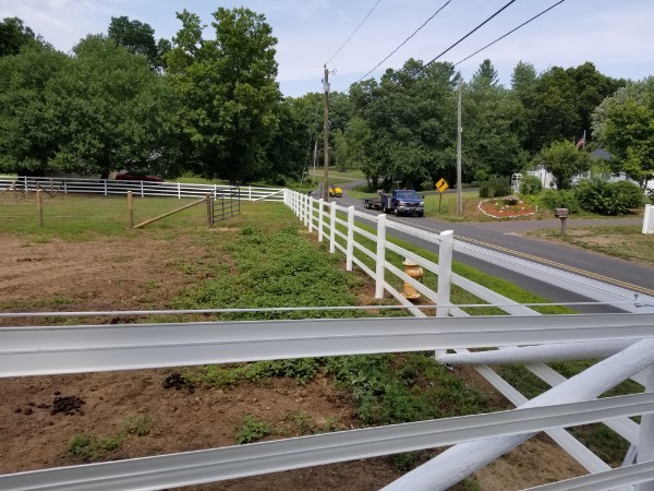 Roadside Vinyl Fencing & Gate
