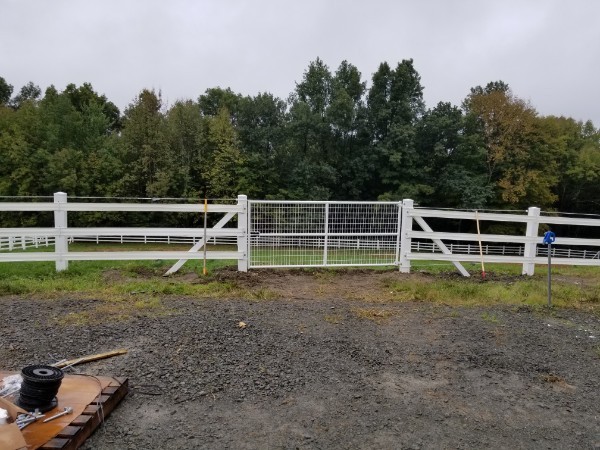 Vinyl Fence with Wire Panel Gate
