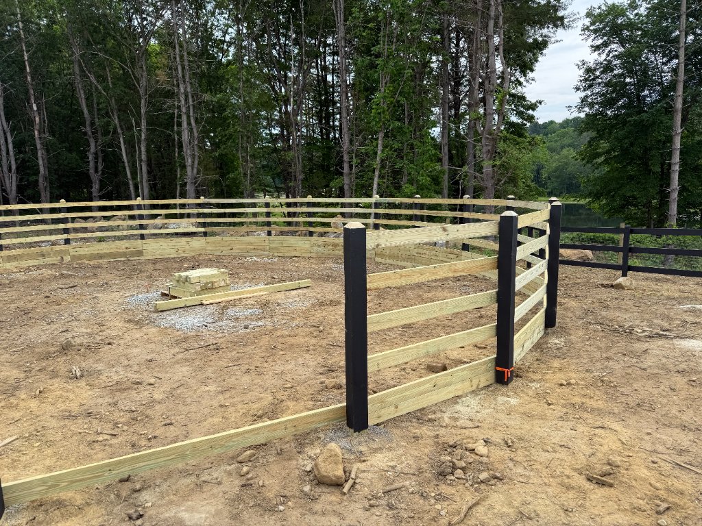 Round Pen — Black Post & Natural Rail
