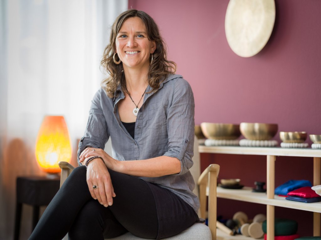 Myriam Zobrist in ihrer Praxis für Kinesiologie und Klangmassage in Aarau