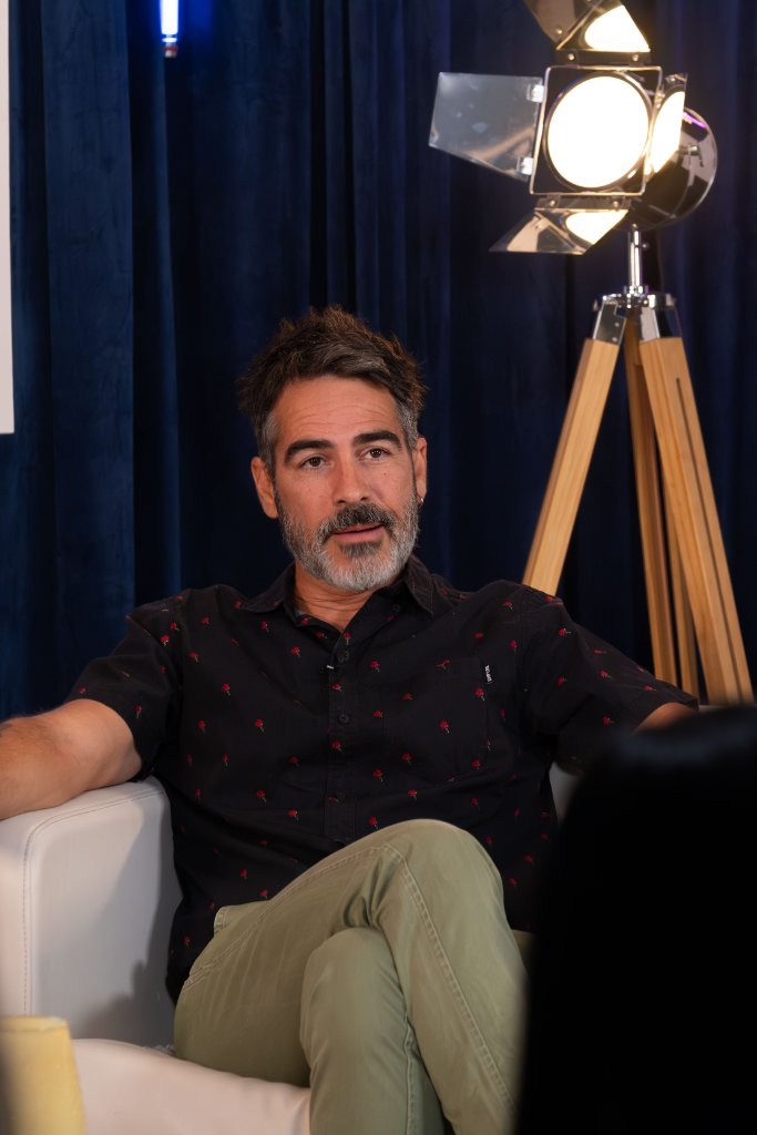 Enjambre de Ideas - Entrevistado estudio vertical