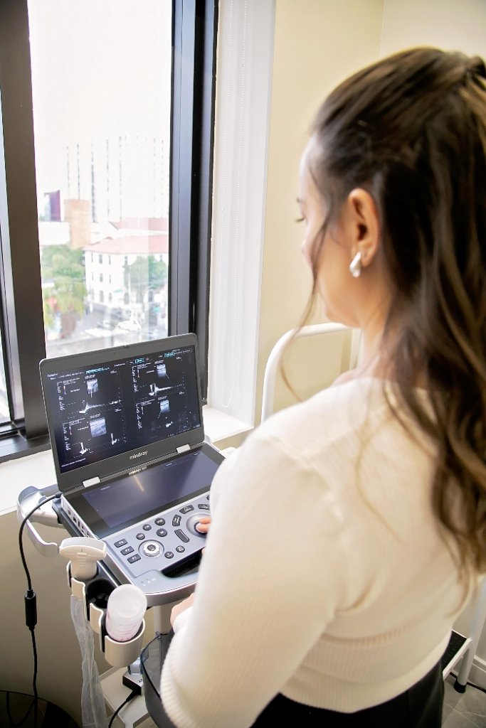 Consulta com Ultrassom Doppler na Vila Mariana — Dra. Evelyn Boliani