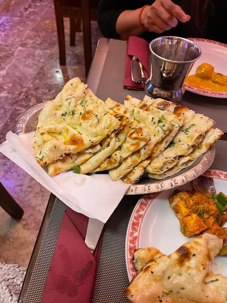 Garlic naan bread platter