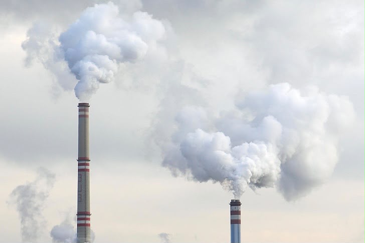 Chimeneas industriales emitiendo humo