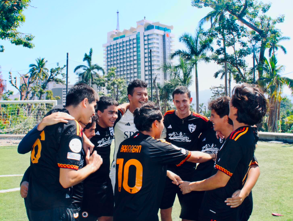 Jugadores de CANES CF entrenando