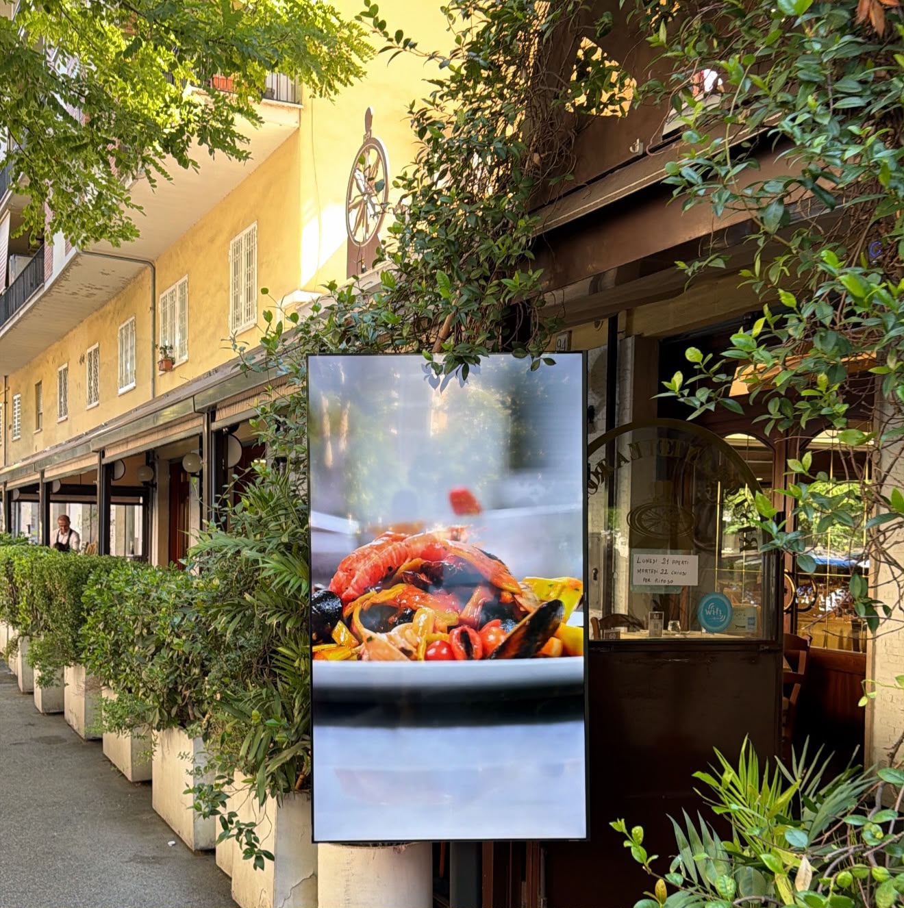 Totem digitale in uso davanti al Ristorante Ruota