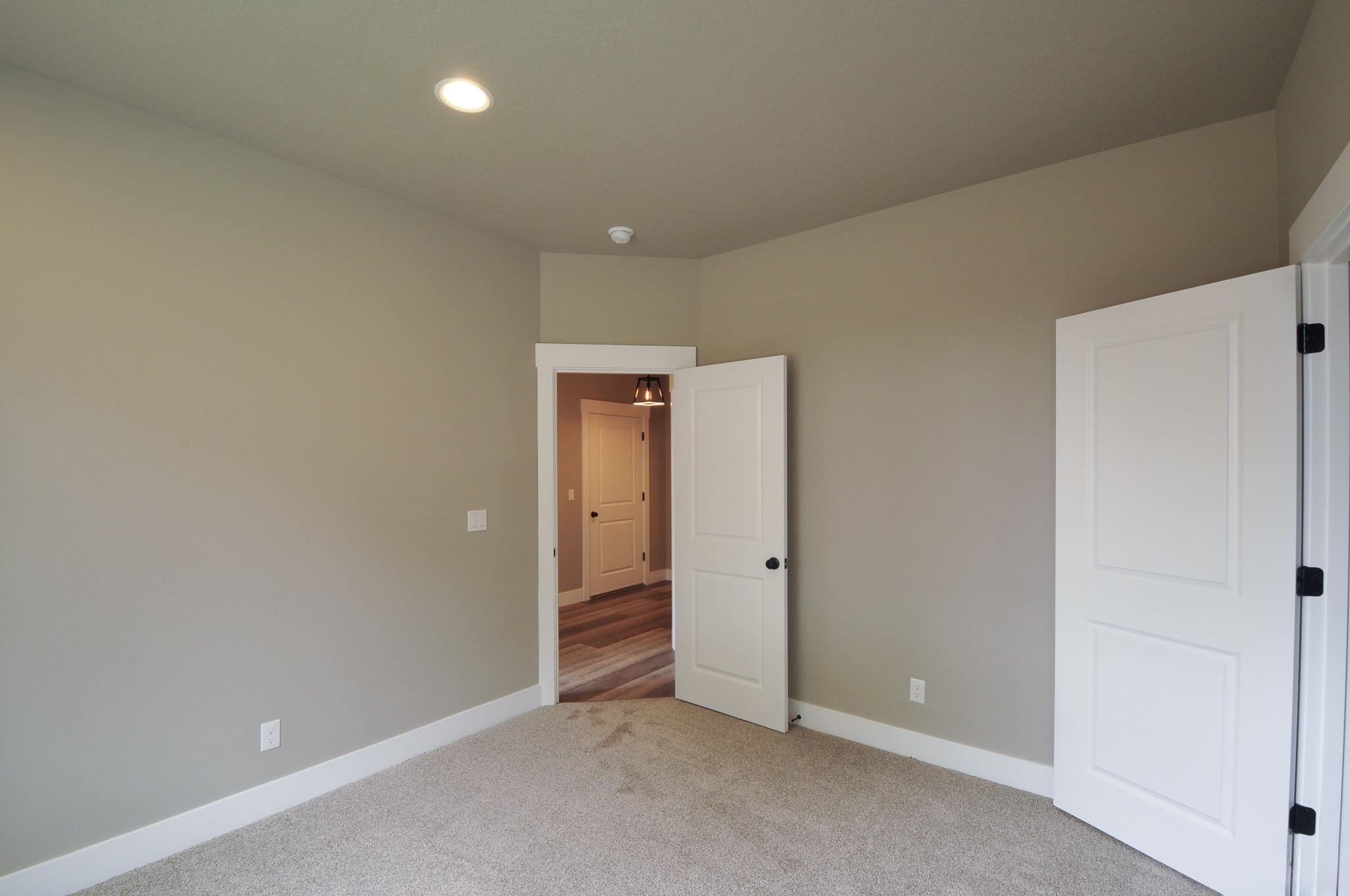 255 NW Douglas St photo 11