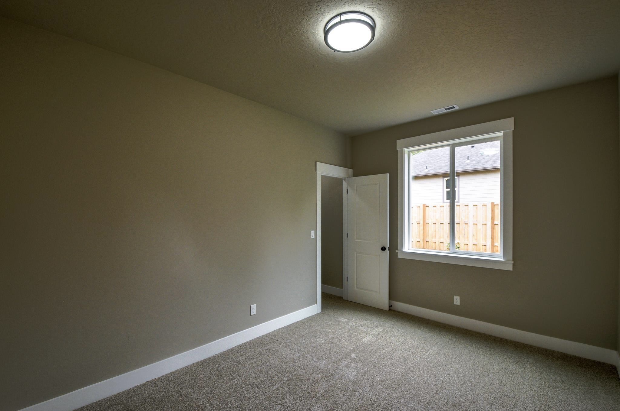 255 NW Douglas St photo 10