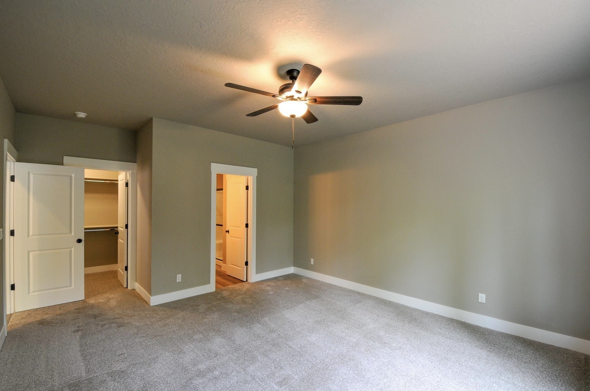 255 NW Douglas St photo 7