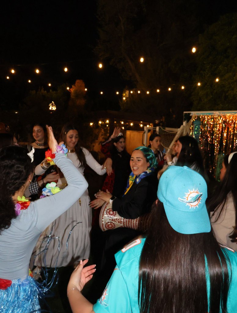 Live darbuka with dancing women