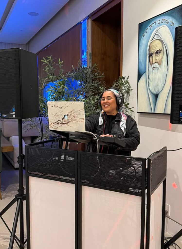 DJ Razi — professional women's event DJ and performer, Los Angeles
