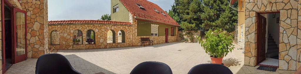 Panoráma – kert medencével